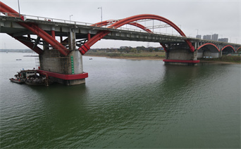 龙洲大桥 采用自浮式钢覆复合材料桥墩防撞设施
