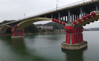 会龙山大桥采用固定式复合材料防撞块